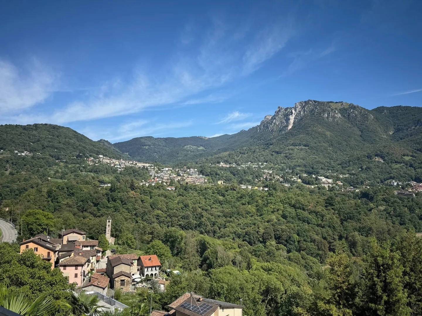 Villa con vista aperta e piscina - Foto 4 di 10