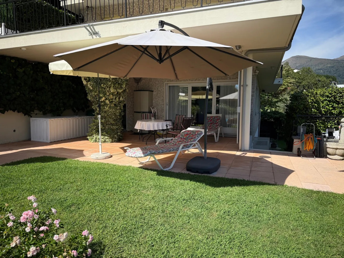 Villa con vista aperta e piscina - Foto 5 di 10