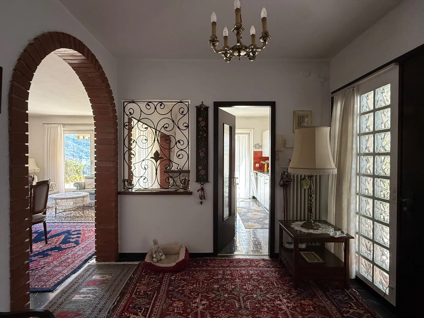 Villa con vista aperta e piscina - Foto 7 di 10