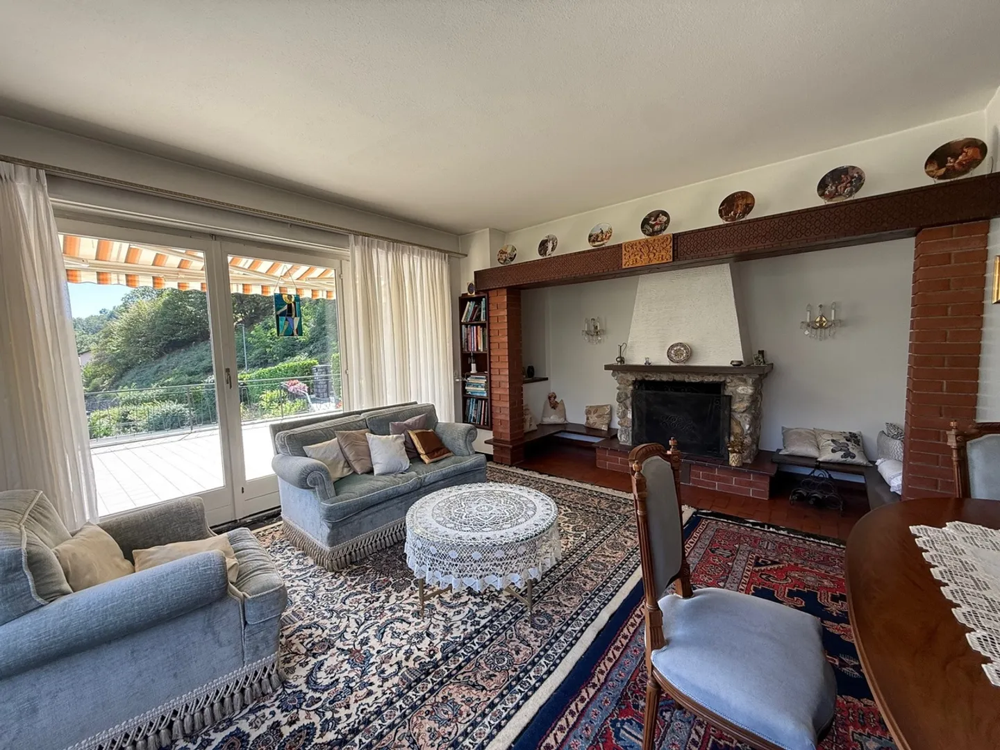 Villa con vista aperta e piscina - Foto 9 di 10