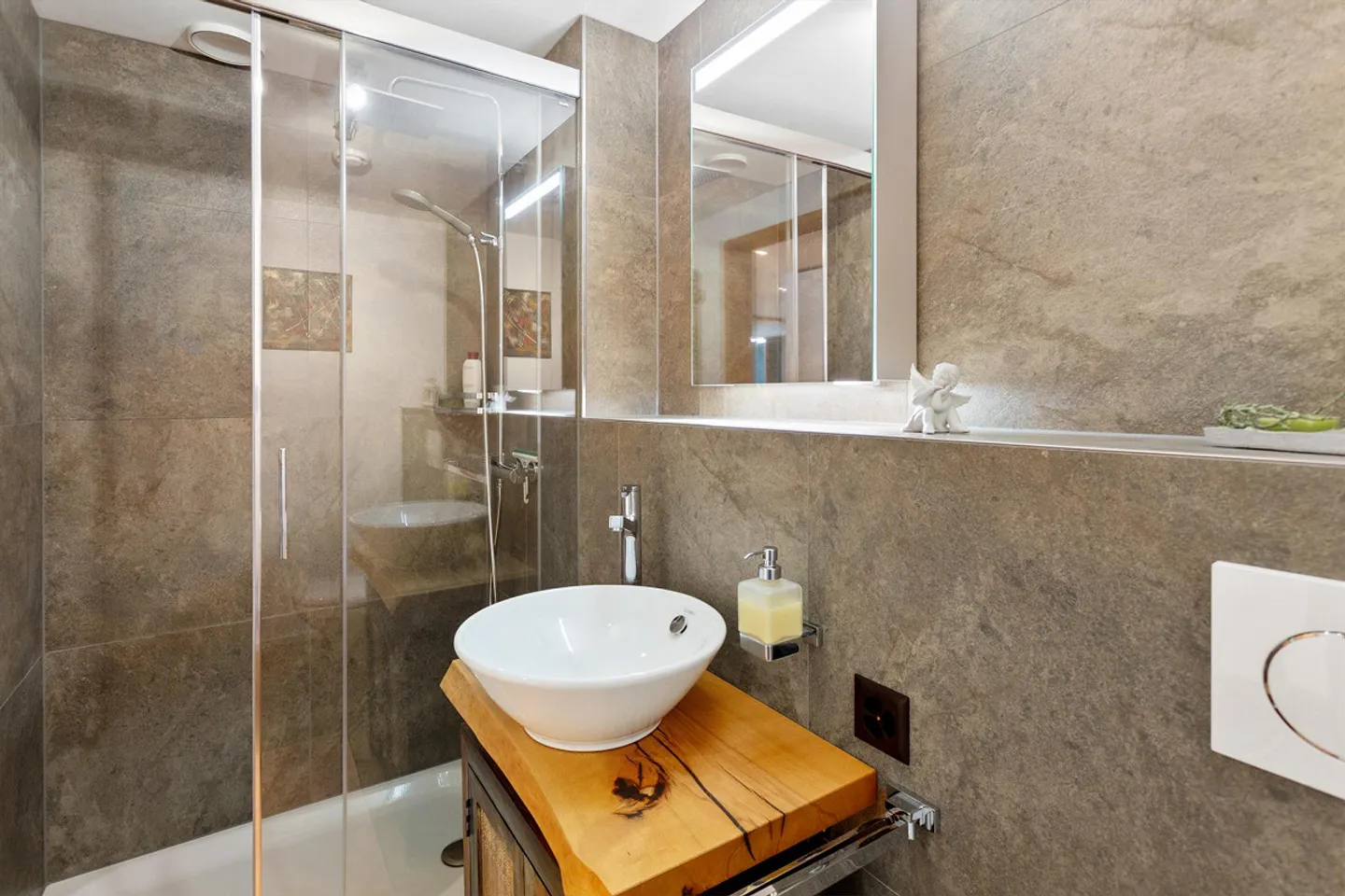 Between Elegance and Nature? Your New Dream Apartment - Photo 4 of 8
