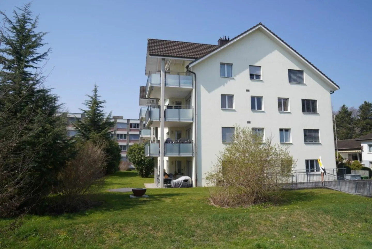 Bellissimo appartamento giardino 4.5 in standard di proprietà con camino in una posizione molto tranquilla e a sud - Foto 1 di 12