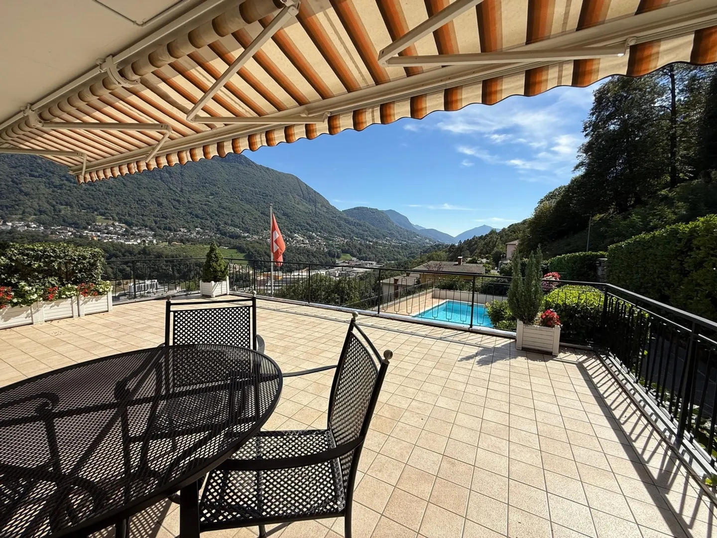 Villa con vista aperta e piscina - Foto 10 di 10