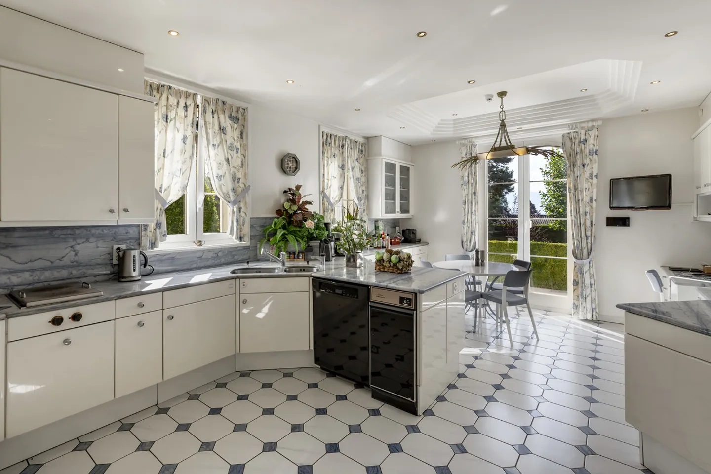 Exceptional property with swimming pool in an idyllic setting - Photo 7 of 12