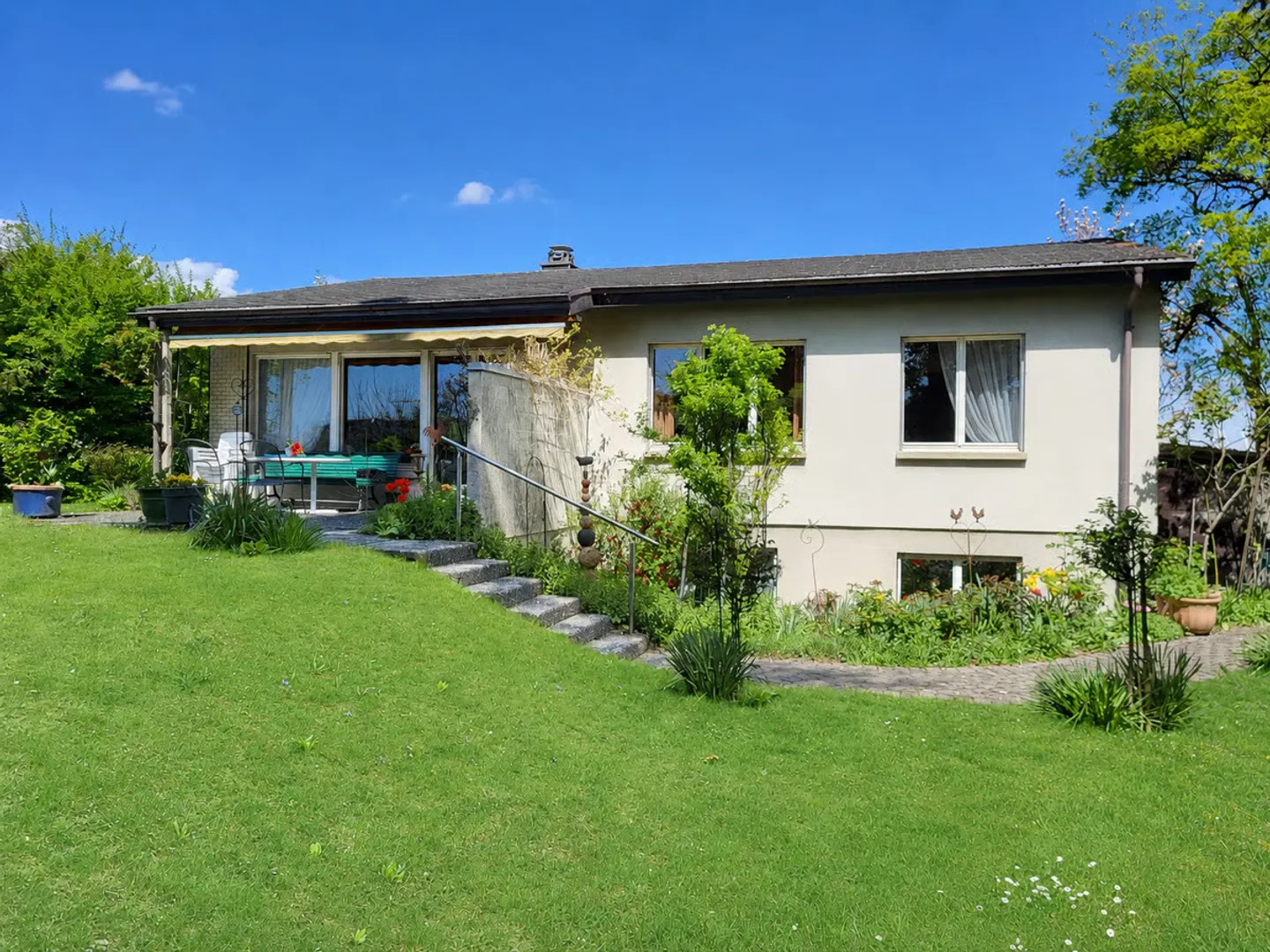 Una casa in cui sentirsi bene: casa affascinante con giardino idilliaco - Foto 1 di 13