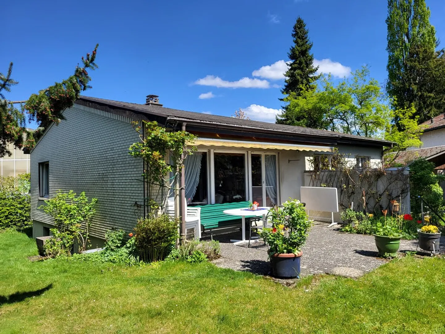 Una casa in cui sentirsi bene: casa affascinante con giardino idilliaco - Foto 2 di 13