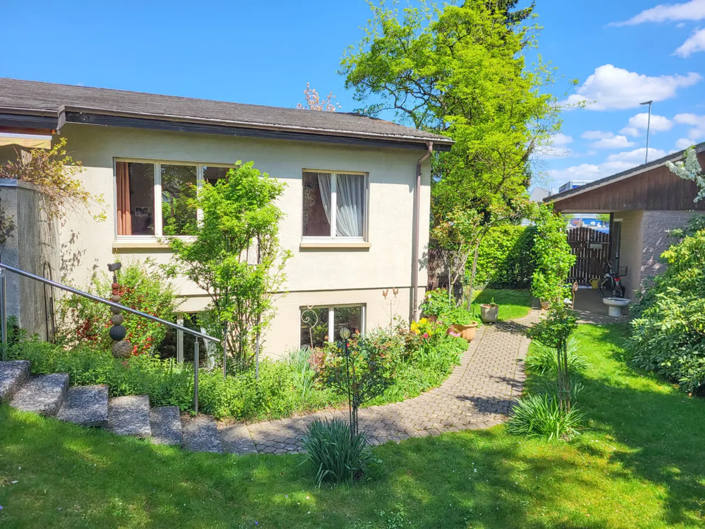 Una casa in cui sentirsi bene: casa affascinante con giardino idilliaco - Foto 4 di 13