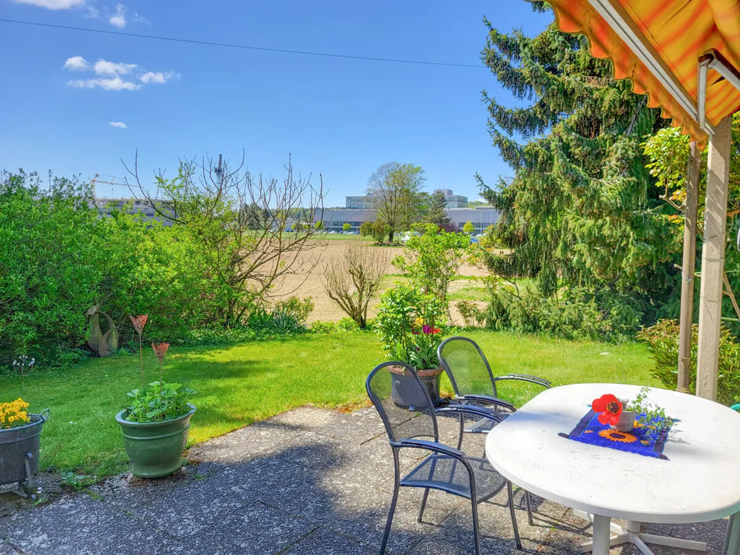 Una casa in cui sentirsi bene: casa affascinante con giardino idilliaco - Foto 3 di 13