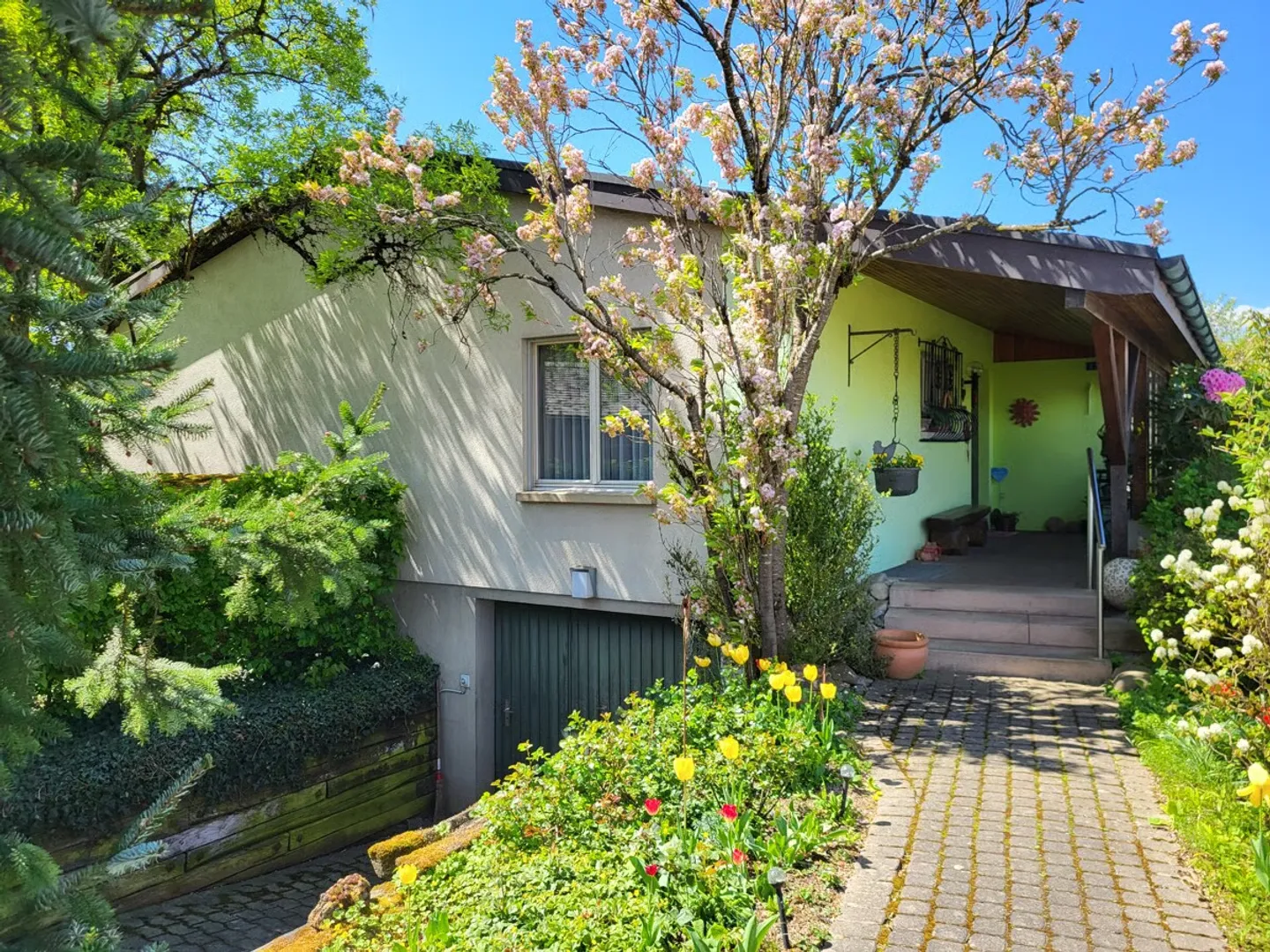 Una casa in cui sentirsi bene: casa affascinante con giardino idilliaco - Foto 5 di 13