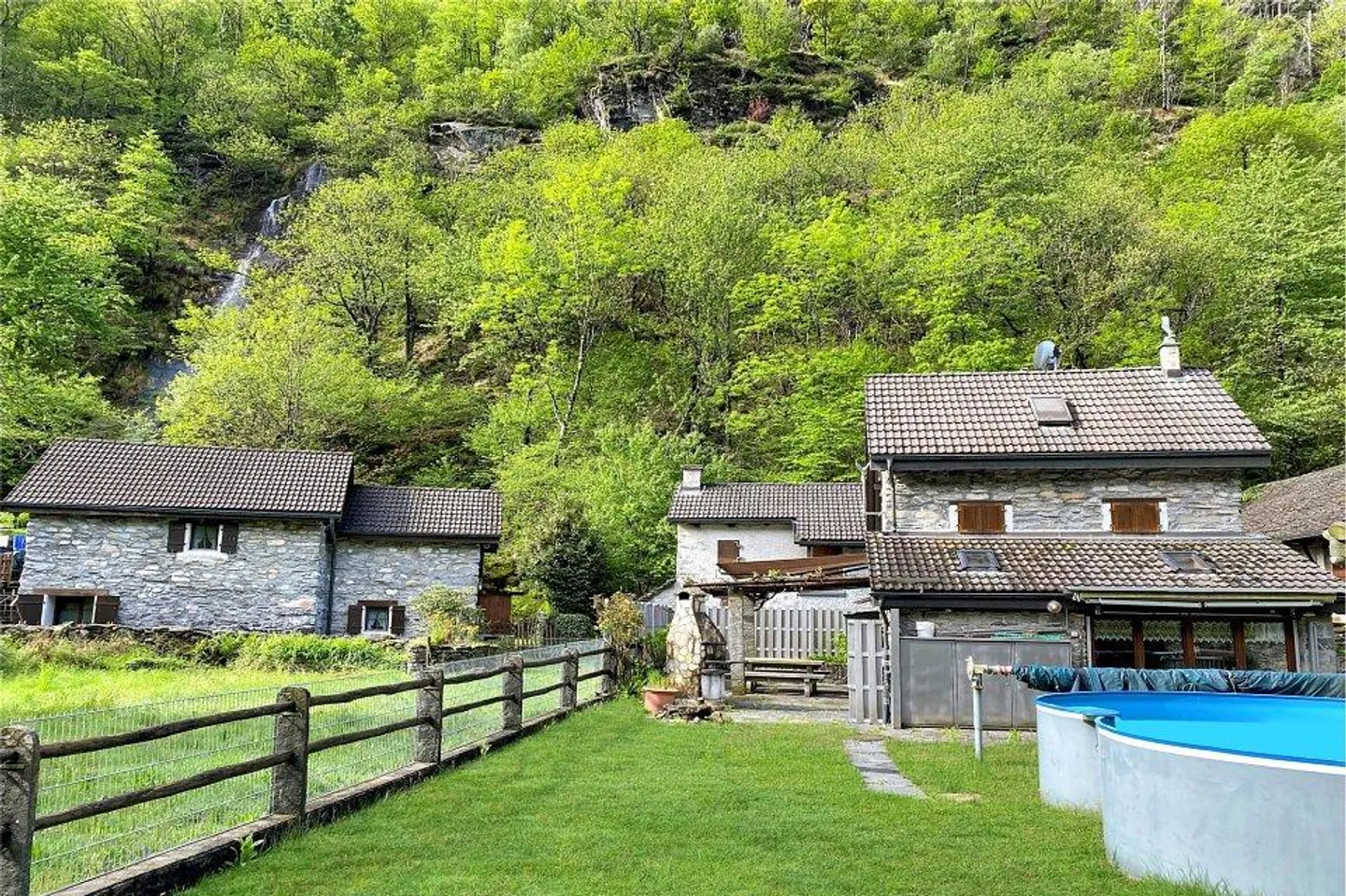 Maison tessinoise de 4 ½ pièces de haute qualité avec véranda et piscine dans un cadre romantique sauvage - Photo 1 sur 4