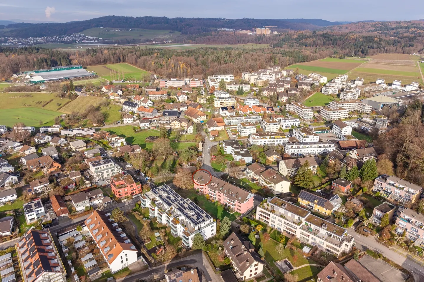Charmante penthouse de 4,5 pièces avec bonne connexion à Zurich - Photo 1 sur 13