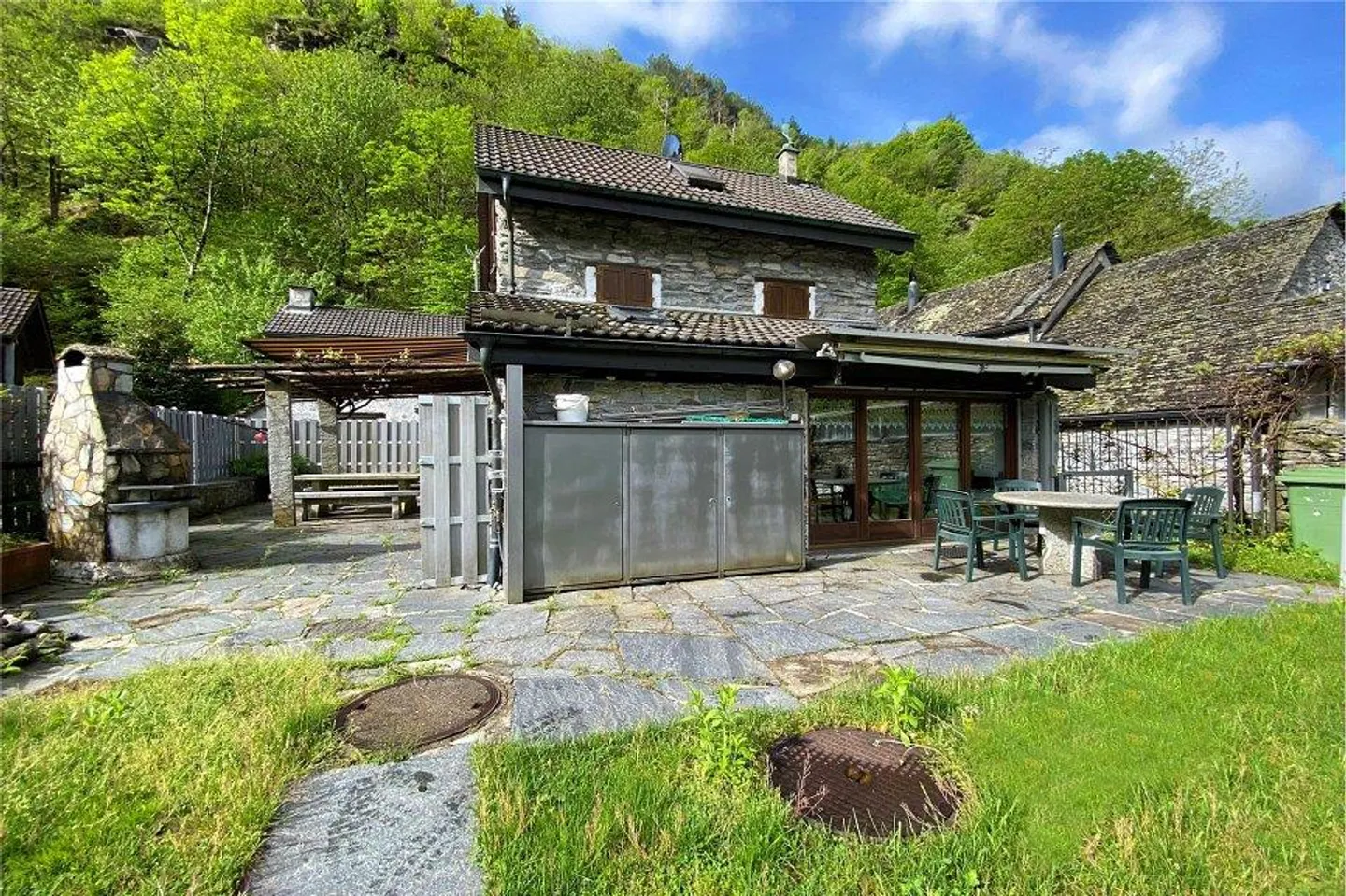 Maison tessinoise de 4 ½ pièces de haute qualité avec véranda et piscine dans un cadre romantique sauvage - Photo 4 sur 4