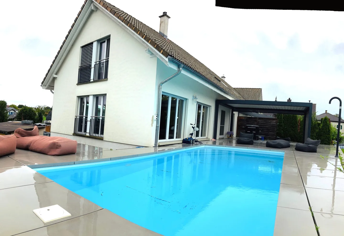 Maison d'angle 5.5 pièces avec piscine - vivre moderne à Neuwilen - Photo 1 sur 10