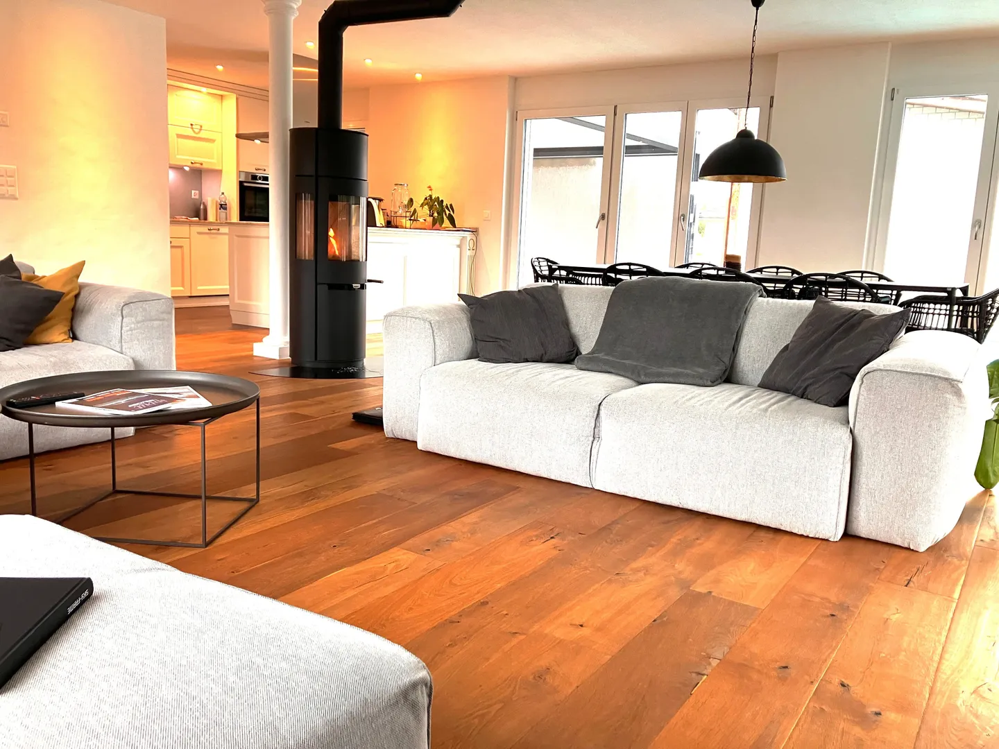 Maison d'angle 5.5 pièces avec piscine - vivre moderne à Neuwilen - Photo 2 sur 10