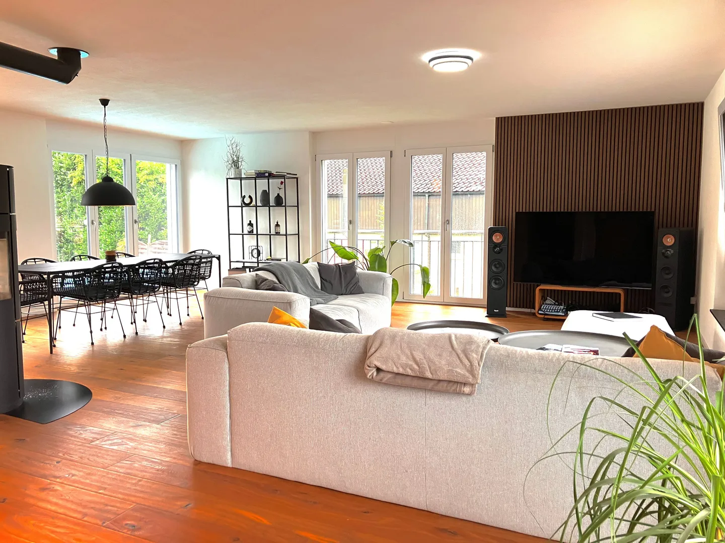 Maison d'angle 5.5 pièces avec piscine - vivre moderne à Neuwilen - Photo 3 sur 10