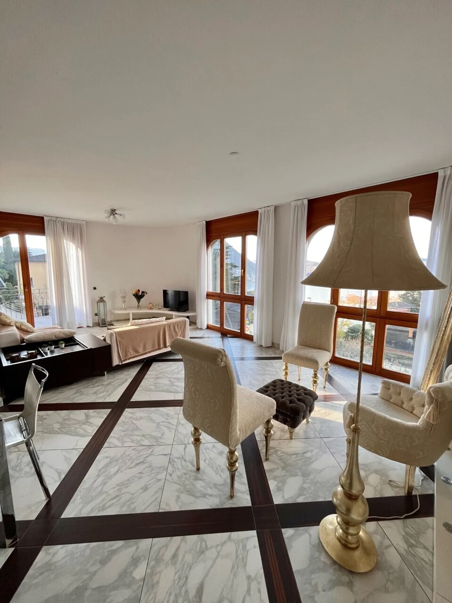 Appartement Charmant avec Vue sur le Lac - Photo 1 sur 8