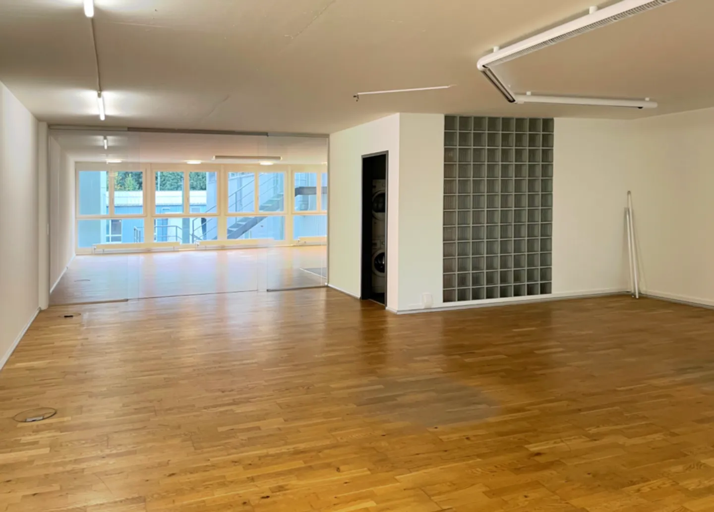 Vollständig ausgebaute Bürofläche mit Küche, Dusche und Einzelbüros – bezugsbereit per sofort - Foto 3 von 9