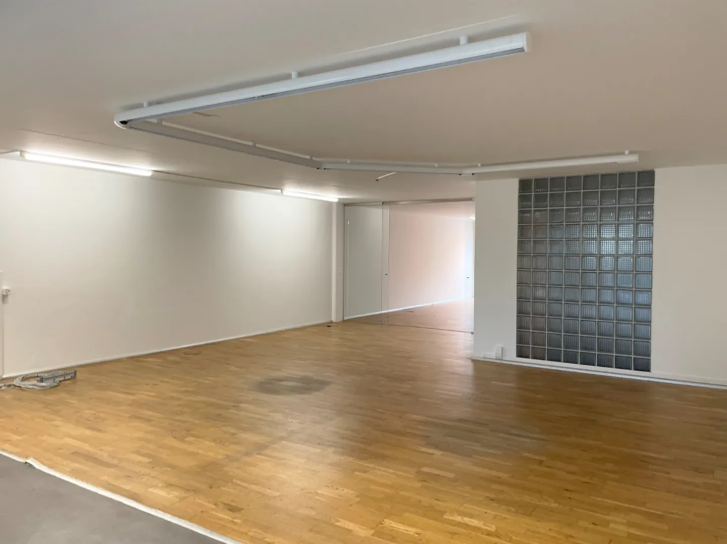 Vollständig ausgebaute Bürofläche mit Küche, Dusche und Einzelbüros – bezugsbereit per sofort - Foto 4 von 9