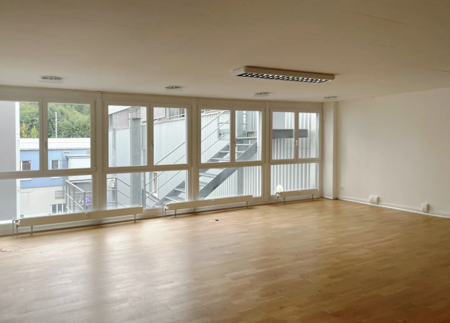 Vollständig ausgebaute Bürofläche mit Küche, Dusche und Einzelbüros – bezugsbereit per sofort - Foto 1 von 9