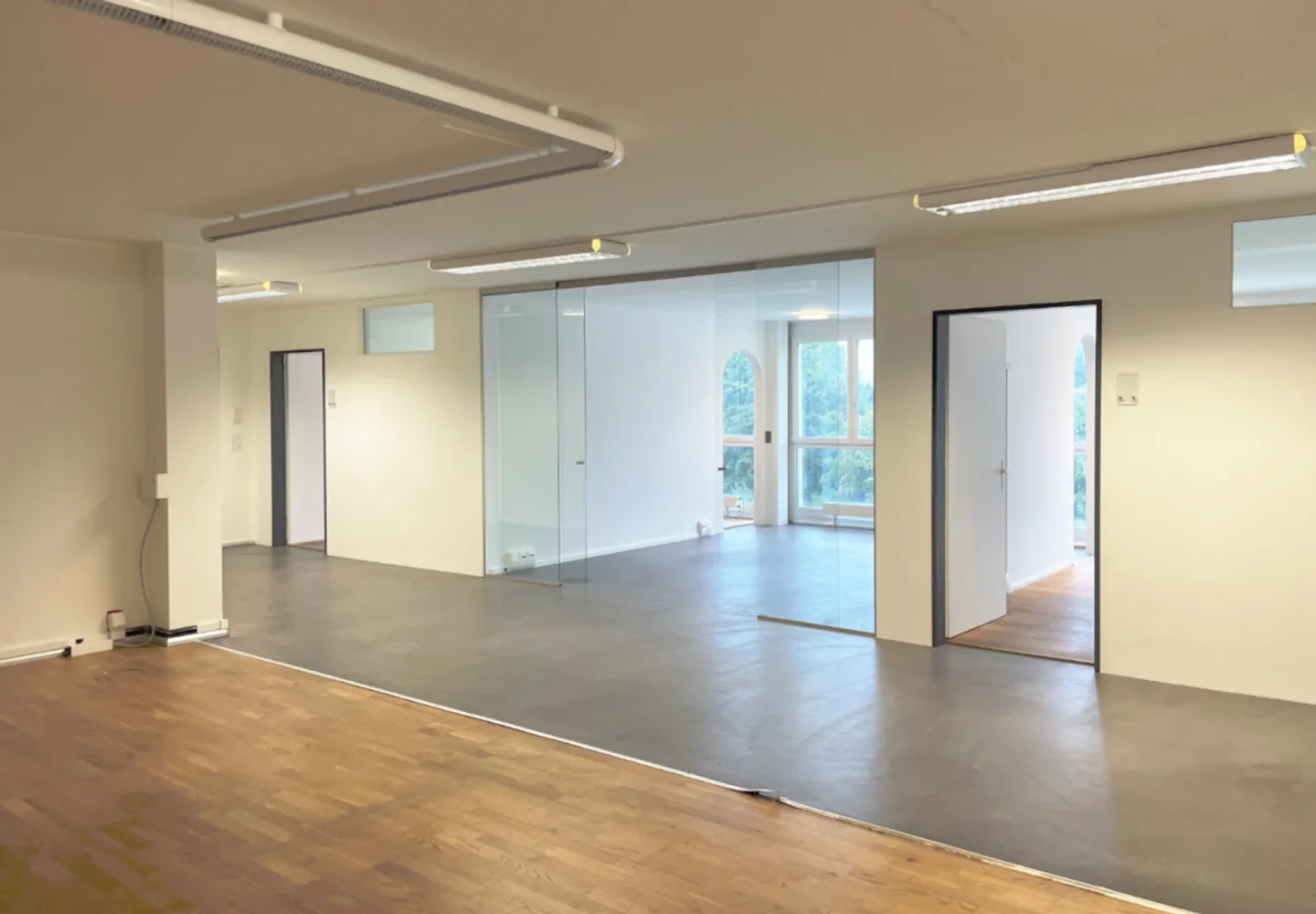 Vollständig ausgebaute Bürofläche mit Küche, Dusche und Einzelbüros – bezugsbereit per sofort - Foto 2 von 9