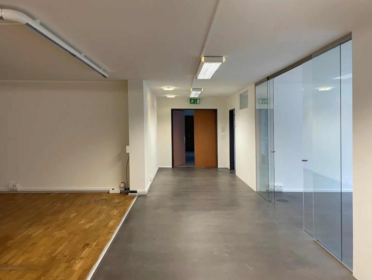 Vollständig ausgebaute Bürofläche mit Küche, Dusche und Einzelbüros – bezugsbereit per sofort - Foto 7 von 9