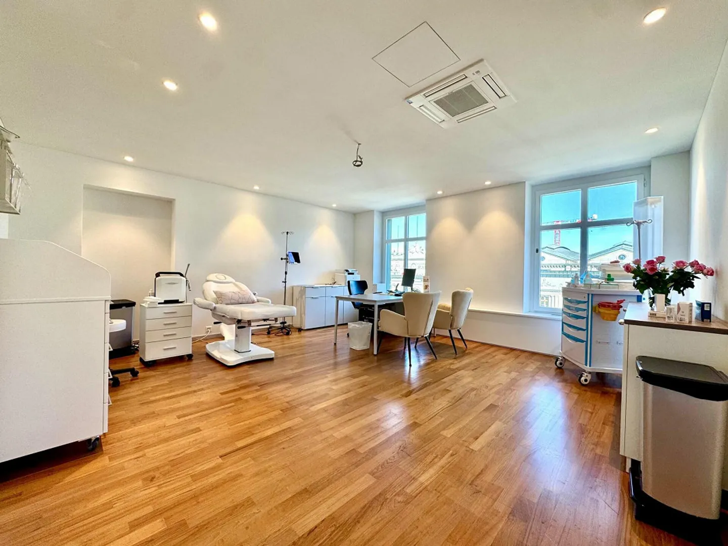 Studio medico completamente attrezzato nel cuore di Zurigo - Foto 1 di 5