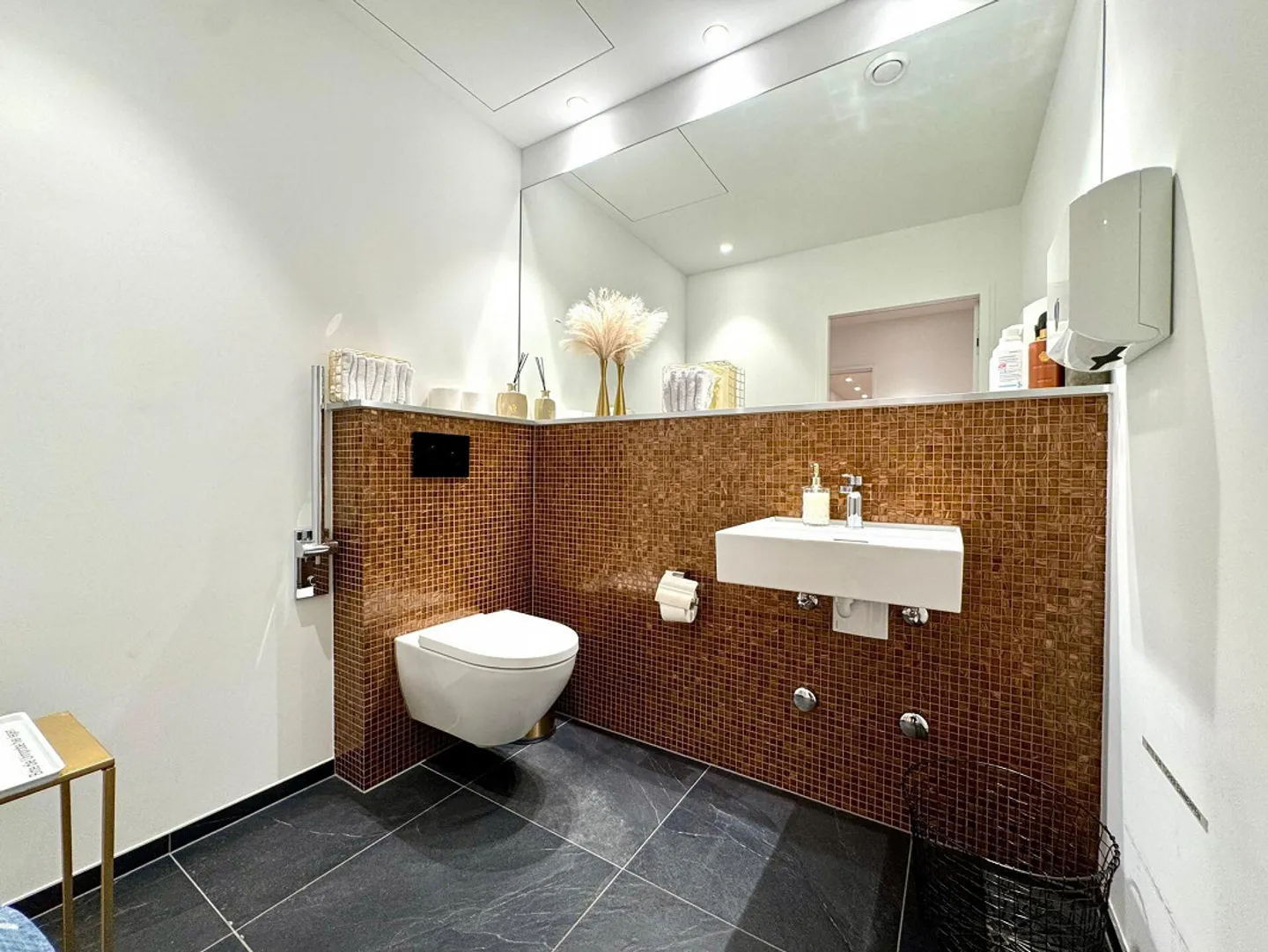 Studio medico completamente attrezzato nel cuore di Zurigo - Foto 2 di 5