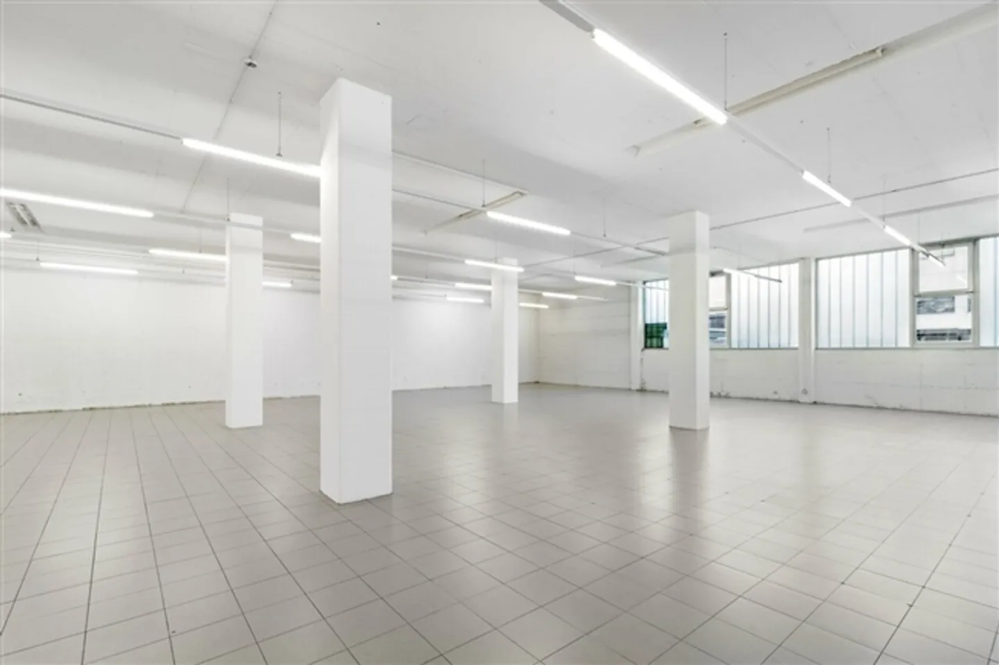 76m2 storage space in an ideal location near the A14 - Photo 11 of 14