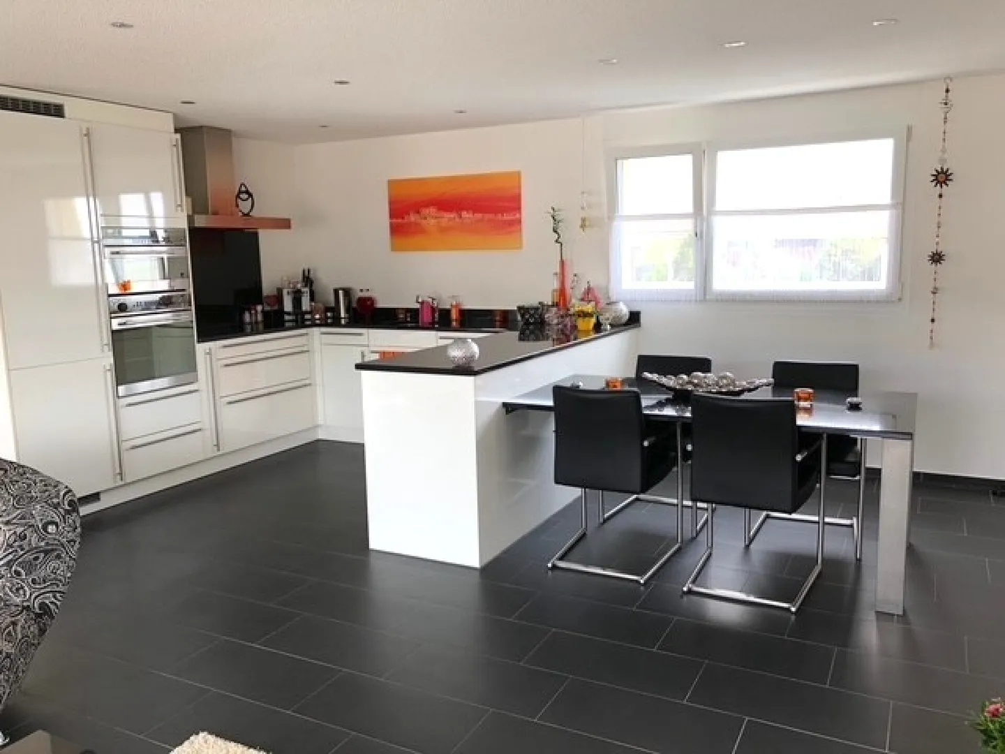 Sun-drenched penthouse apartment with far-reaching views and maximum privacy - Photo 3 of 11