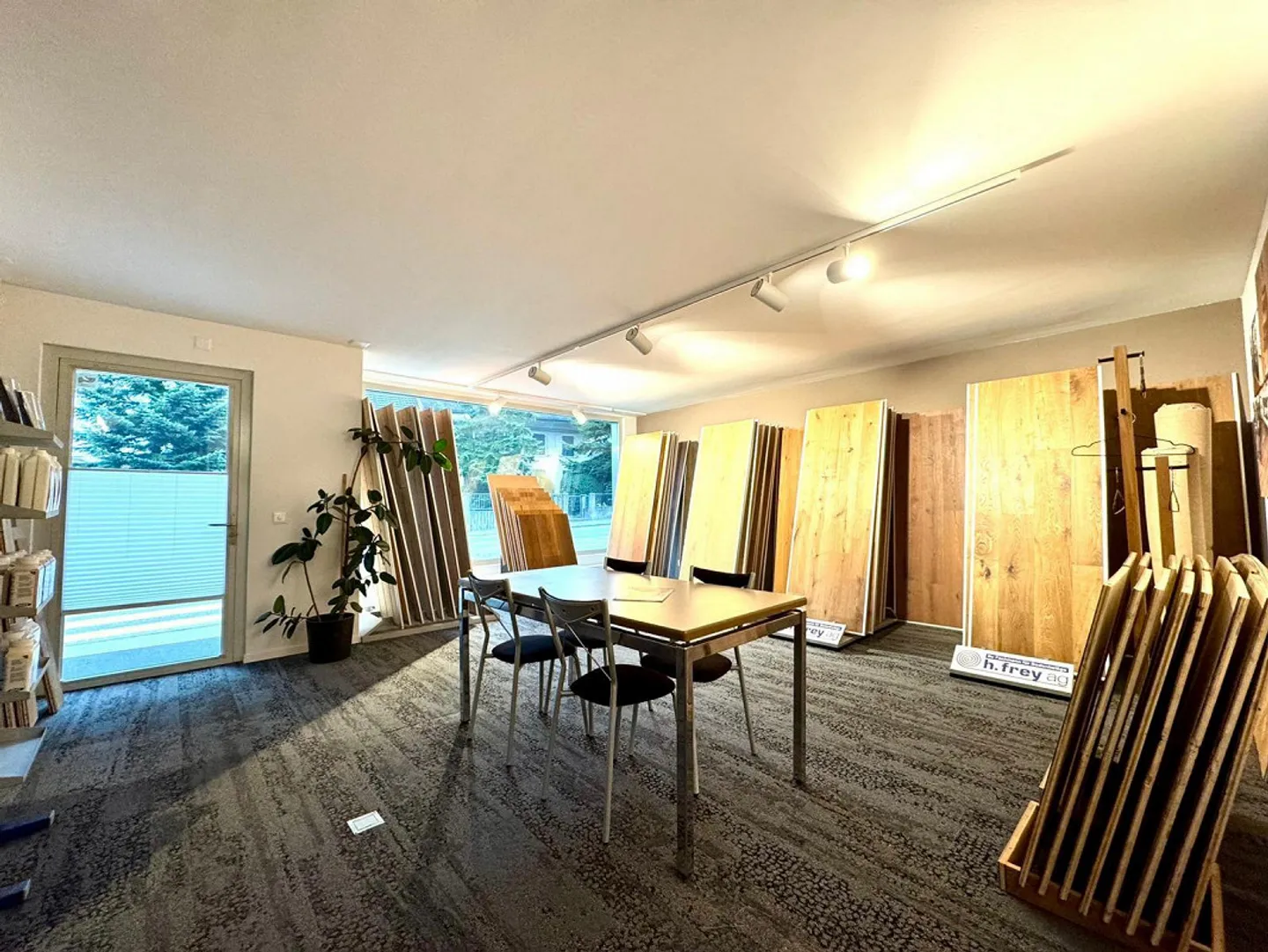 Many possibilities, and large warehouse! - Photo 4 of 5