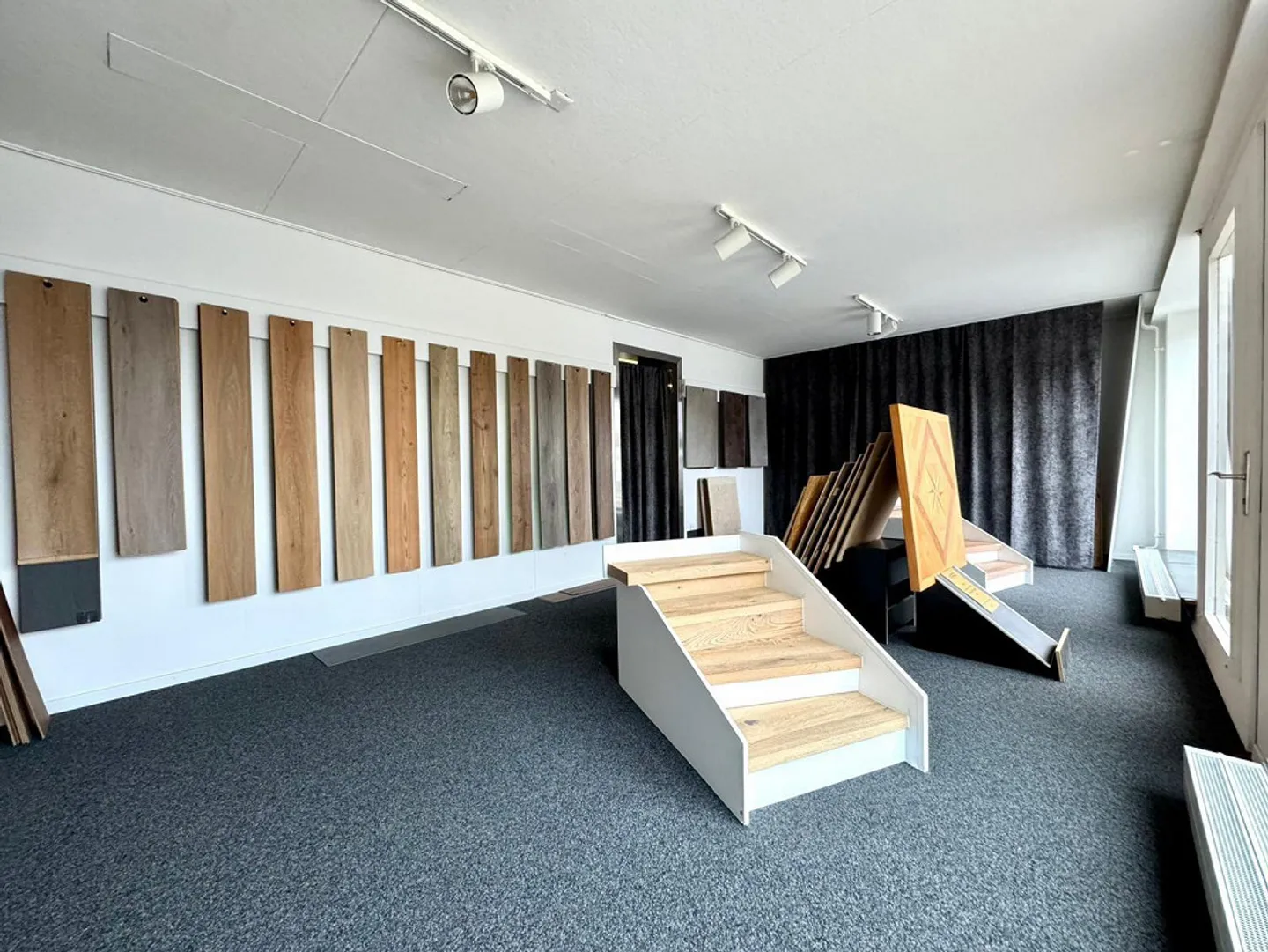 Many possibilities, and large warehouse! - Photo 3 of 5