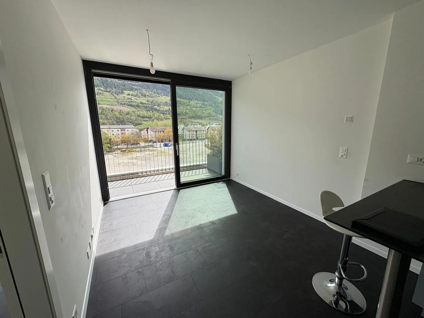 Magnificent 2.5 room apartment in Sion with terrace - Photo 2 of 6