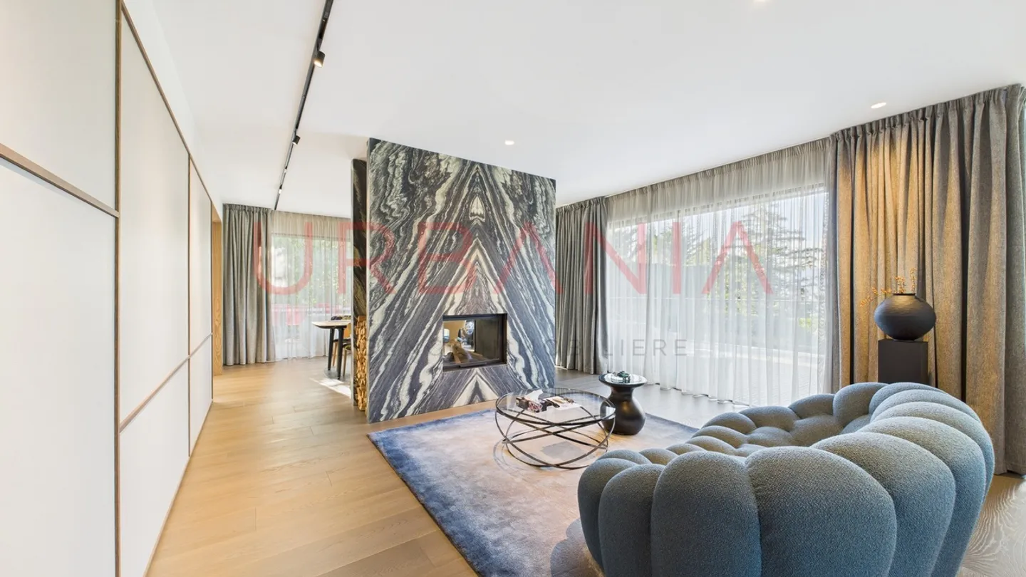 Extraordinary villa completely renovated with lake view - Photo 2 of 2