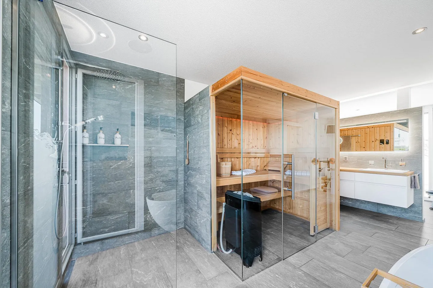 Exclusive Penthouse Oasis with 167 m² of Living Space & 108 m² of Panorama Terraces - Photo 10 of 28