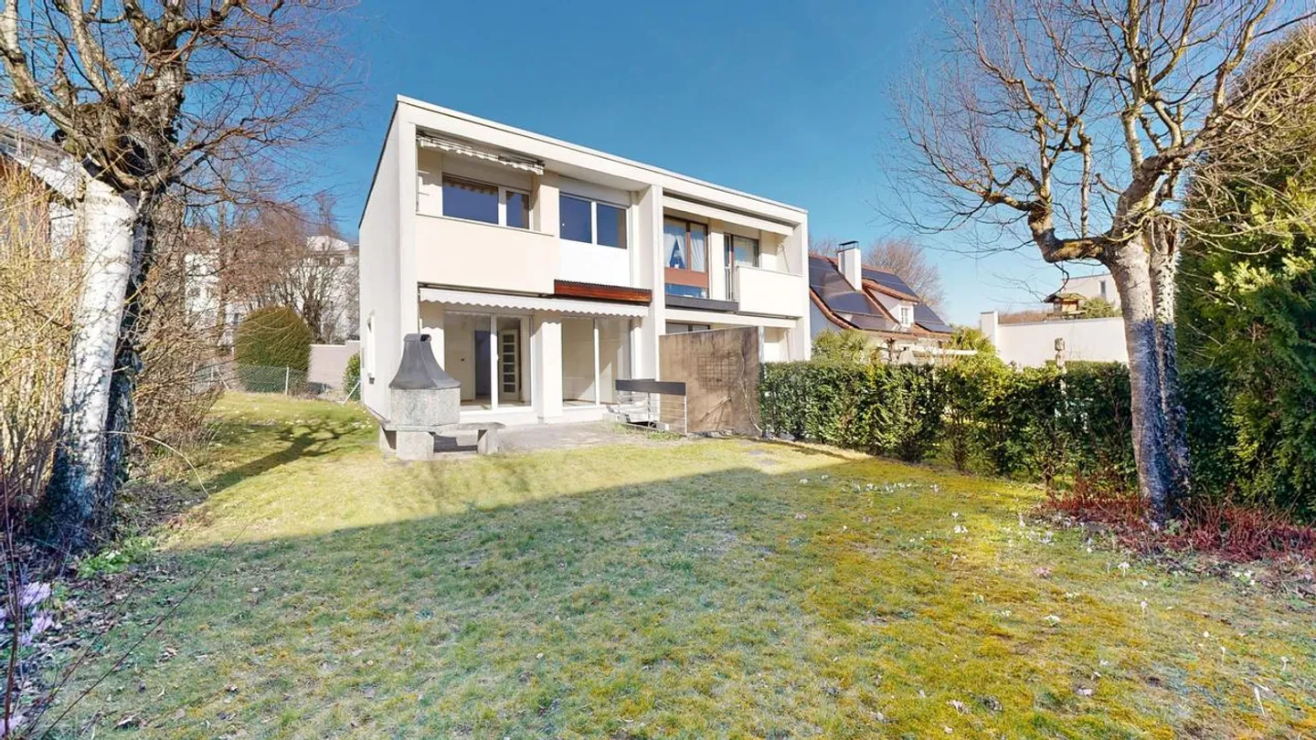 Maison semi-détachée de 4,5 pièces avec salle de loisirs et place de parking - Photo 1 sur 13