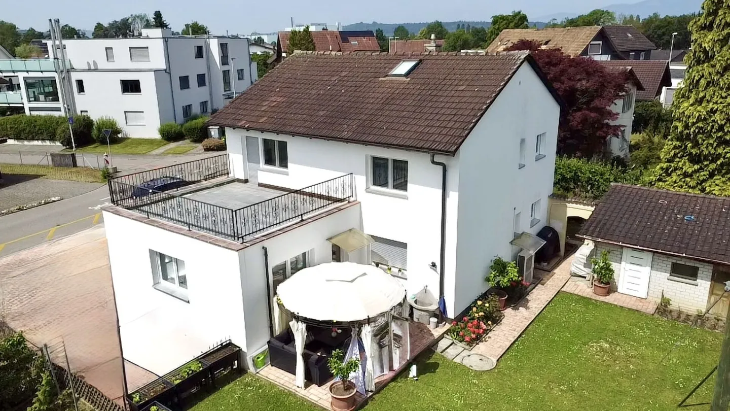 Casa multigenerazionale in posizione tranquilla – con capanno versatile - Foto 1 di 18