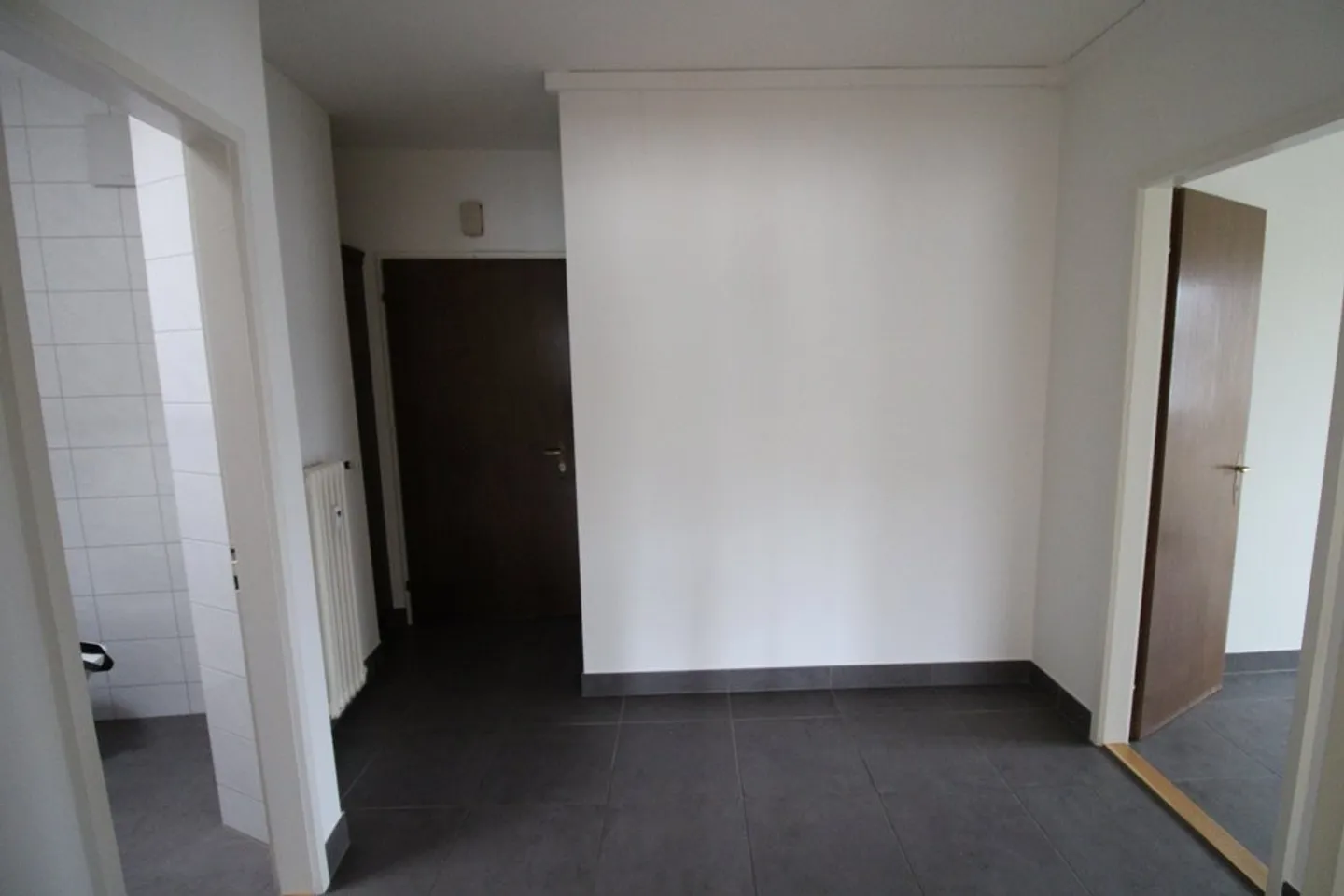 Beautiful 2-room apartment with balcony in a central location - Photo 2 of 9