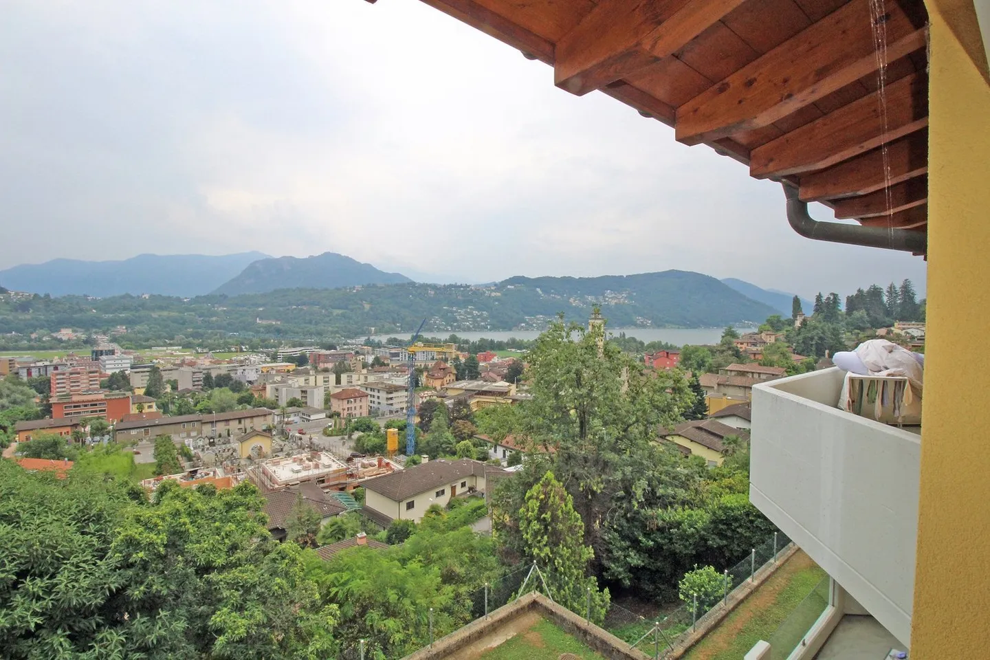 Attico di 2,5 locali con vista lago - Foto 4 di 8