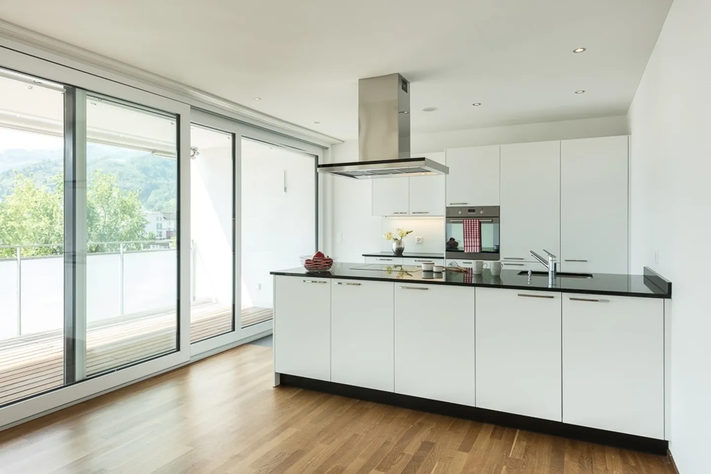 High-quality apartment in a central location - Photo 2 of 10