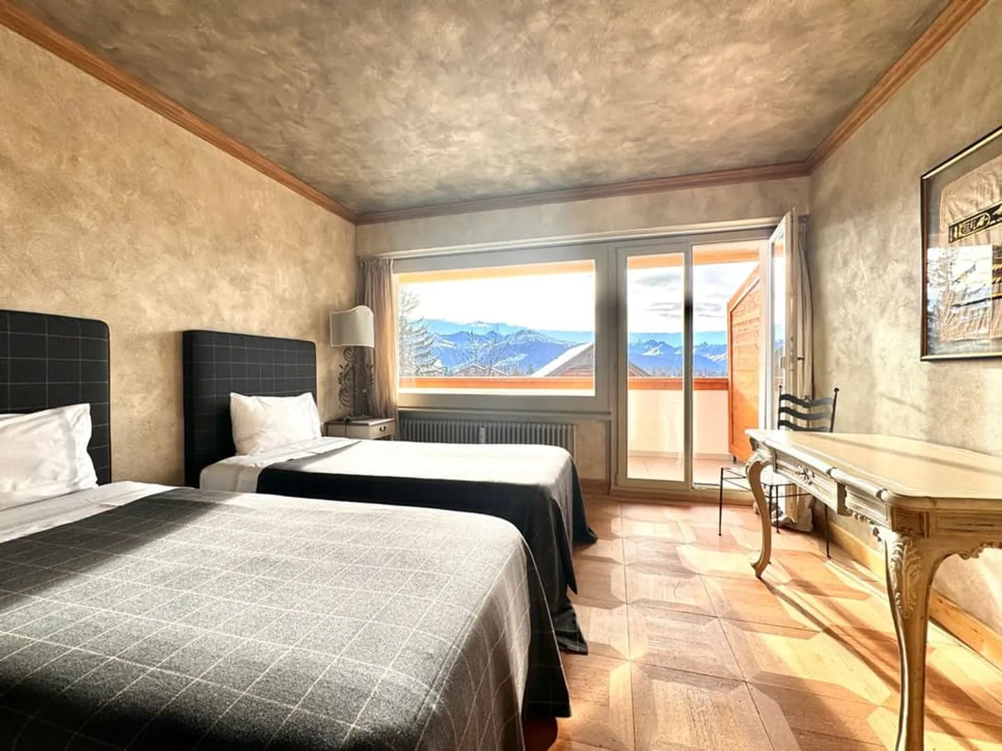 Charming 3.5-Room Apartment Less Than 10 Minutes' Walk from the Center of Crans / Ref. 1007-676 - Photo 2 of 12