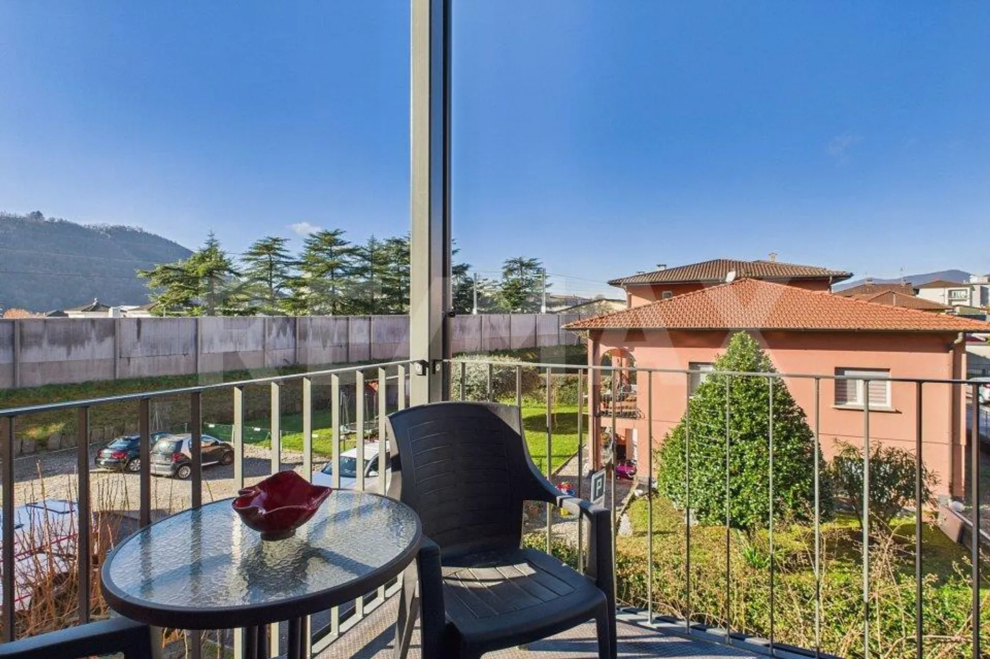 Wohnung mit 4,5 Zimmern, Balkon und zwei Parkplätzen - Foto 5 von 11