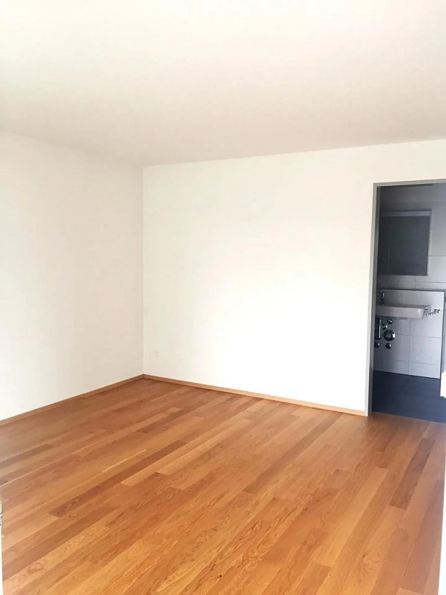 Appartement moderne de 2,5 pièces avec un grand sentiment de vie - Photo 3 sur 7