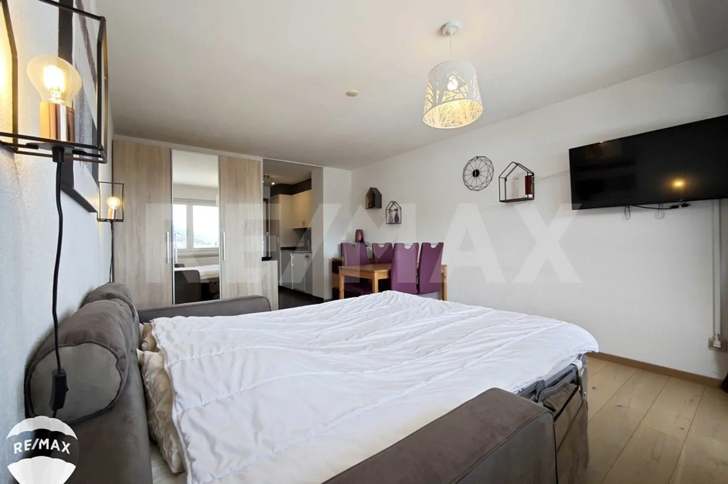 Charming Swiss Chalet Retreat - Photo 3 of 12