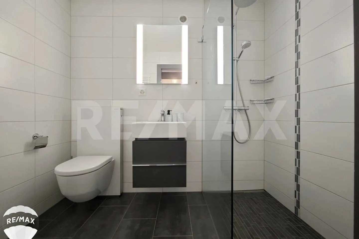 Charming Swiss Chalet Retreat - Photo 7 of 12