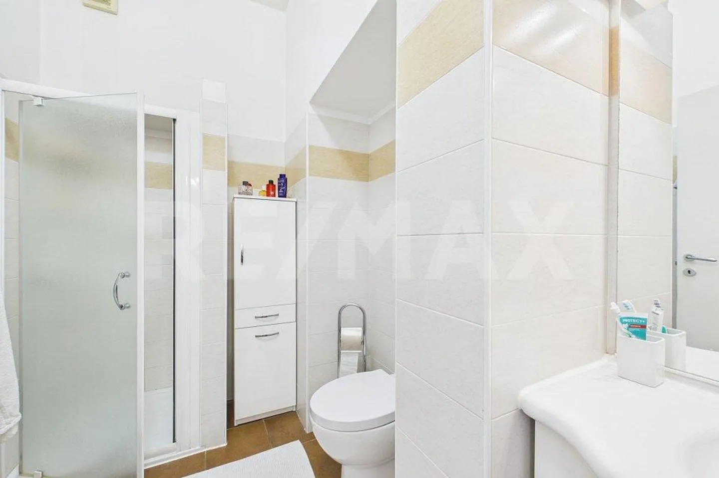 Wohnung mit 4,5 Zimmern, Balkon und zwei Parkplätzen - Foto 10 von 11