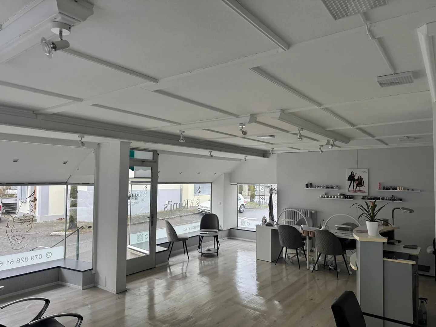 Lumineux et central avec de grandes vitrines - Photo 3 sur 8