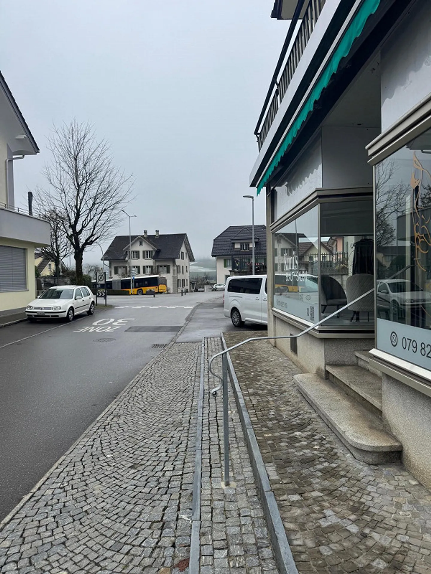 Lumineux et central avec de grandes vitrines - Photo 7 sur 8