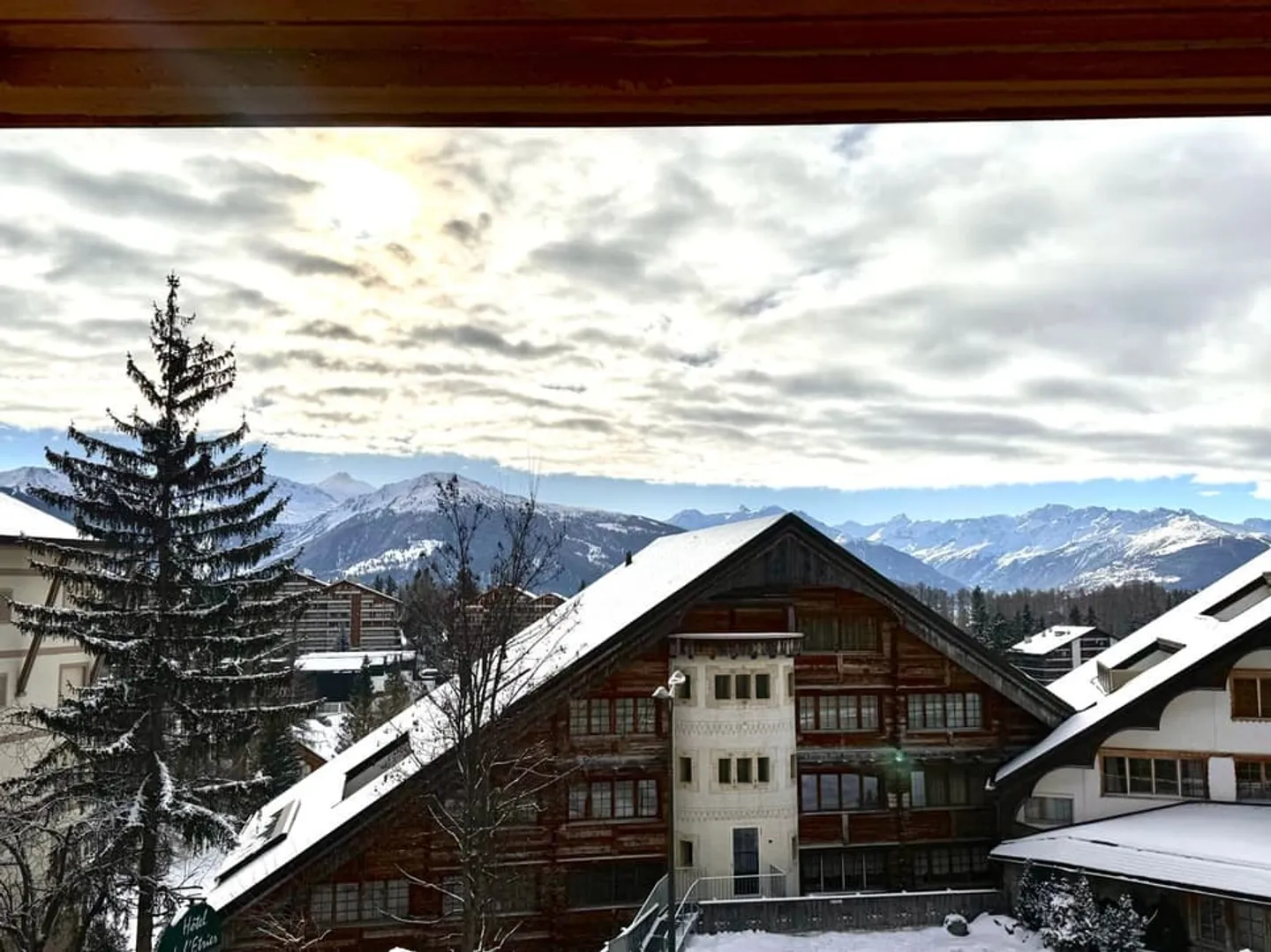 Charming 3.5-Room Apartment Less Than 10 Minutes' Walk from the Center of Crans / Ref. 1007-676 - Photo 4 of 12