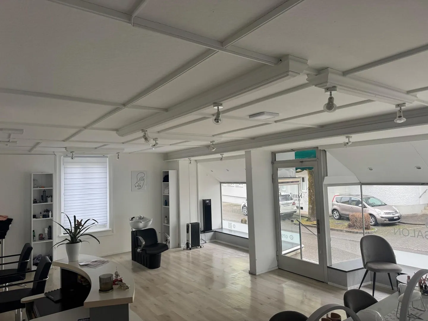 Lumineux et central avec de grandes vitrines - Photo 1 sur 8