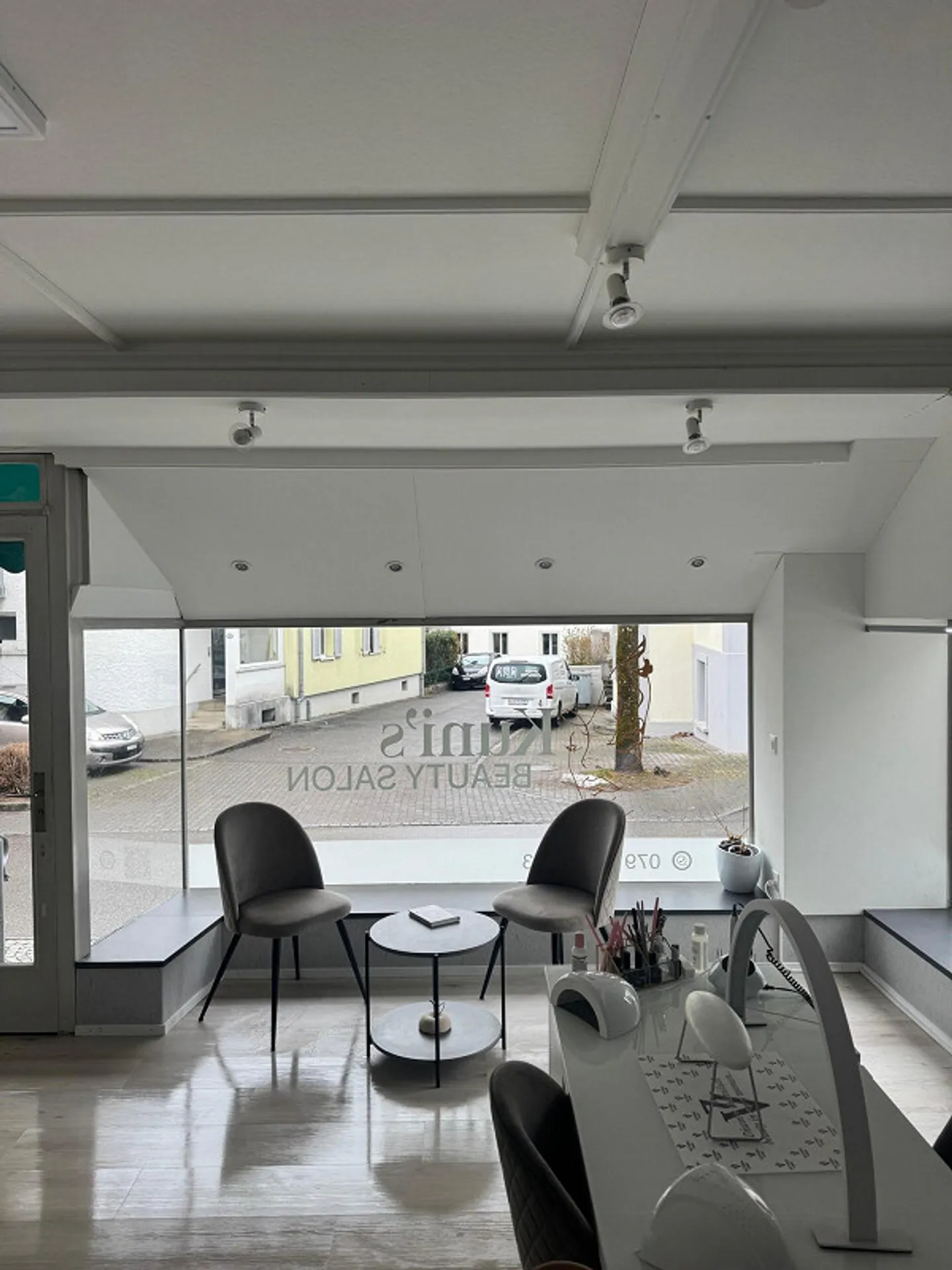 Lumineux et central avec de grandes vitrines - Photo 2 sur 8